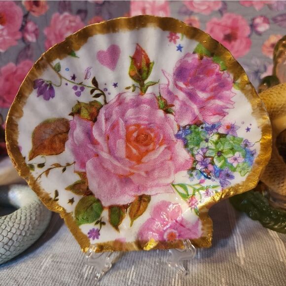 DECOUPAGE SCALLOPED FLOWER SHELL  - Picture 2 of 3
